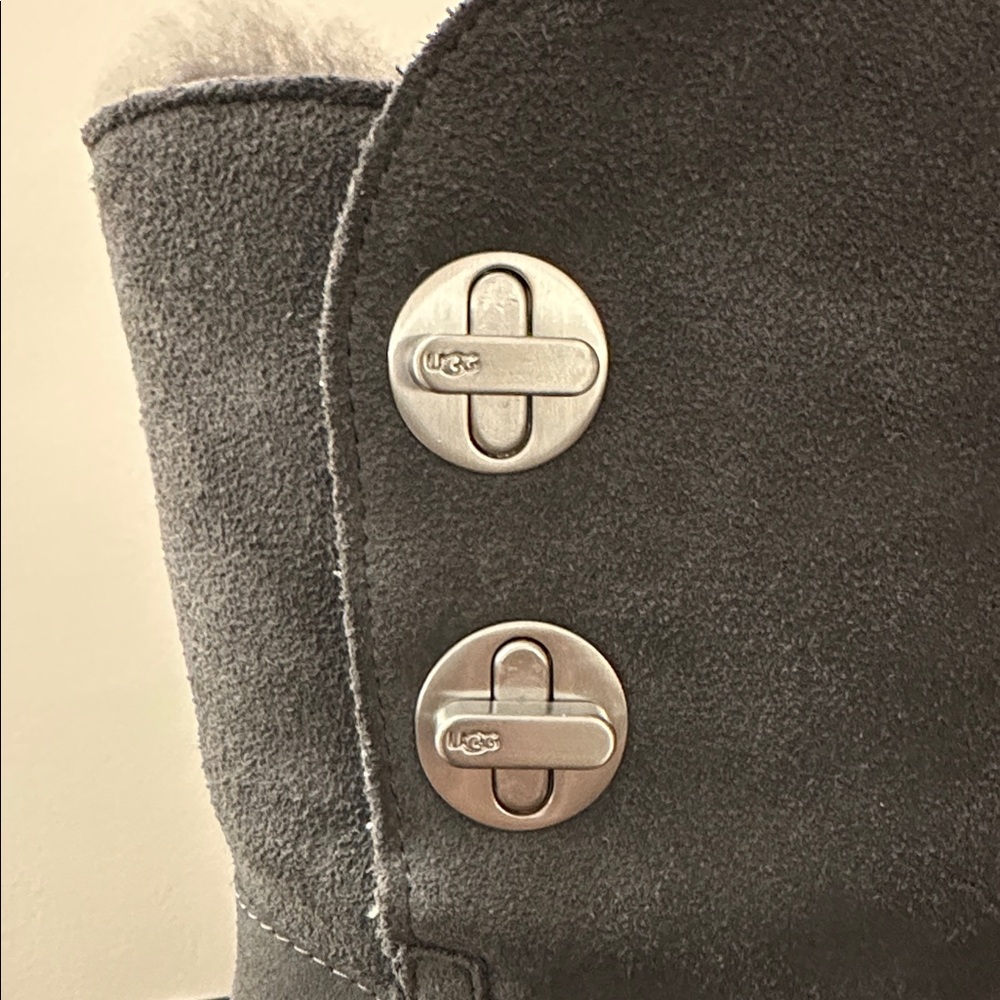 EUC UGG Classic Short Turn Lock Boots Grey Suede Shearling Sheepskin Wm 7 - Picture 4 of 16